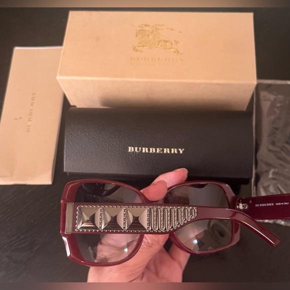 Authentic New Burberry Oversized Rectangular BE4104 Cyclamen Sunglasses NWB - Picture 2 of 10